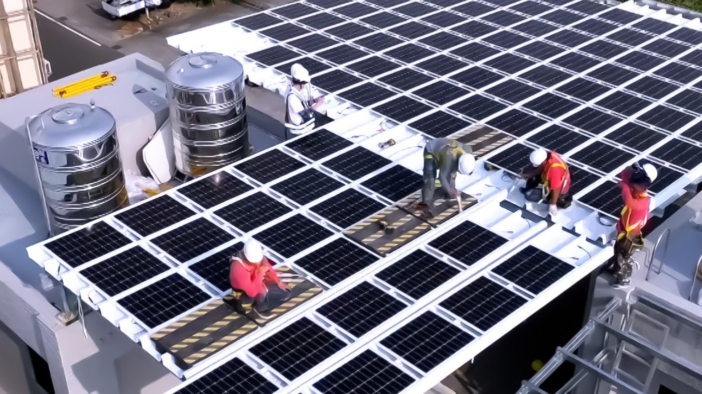 友達打造光電建築一體化整合建材，開發SunSteel光電整合型浪板，實現快速安裝、避免二次施工，讓屋頂光電躍升未來建物新標配。