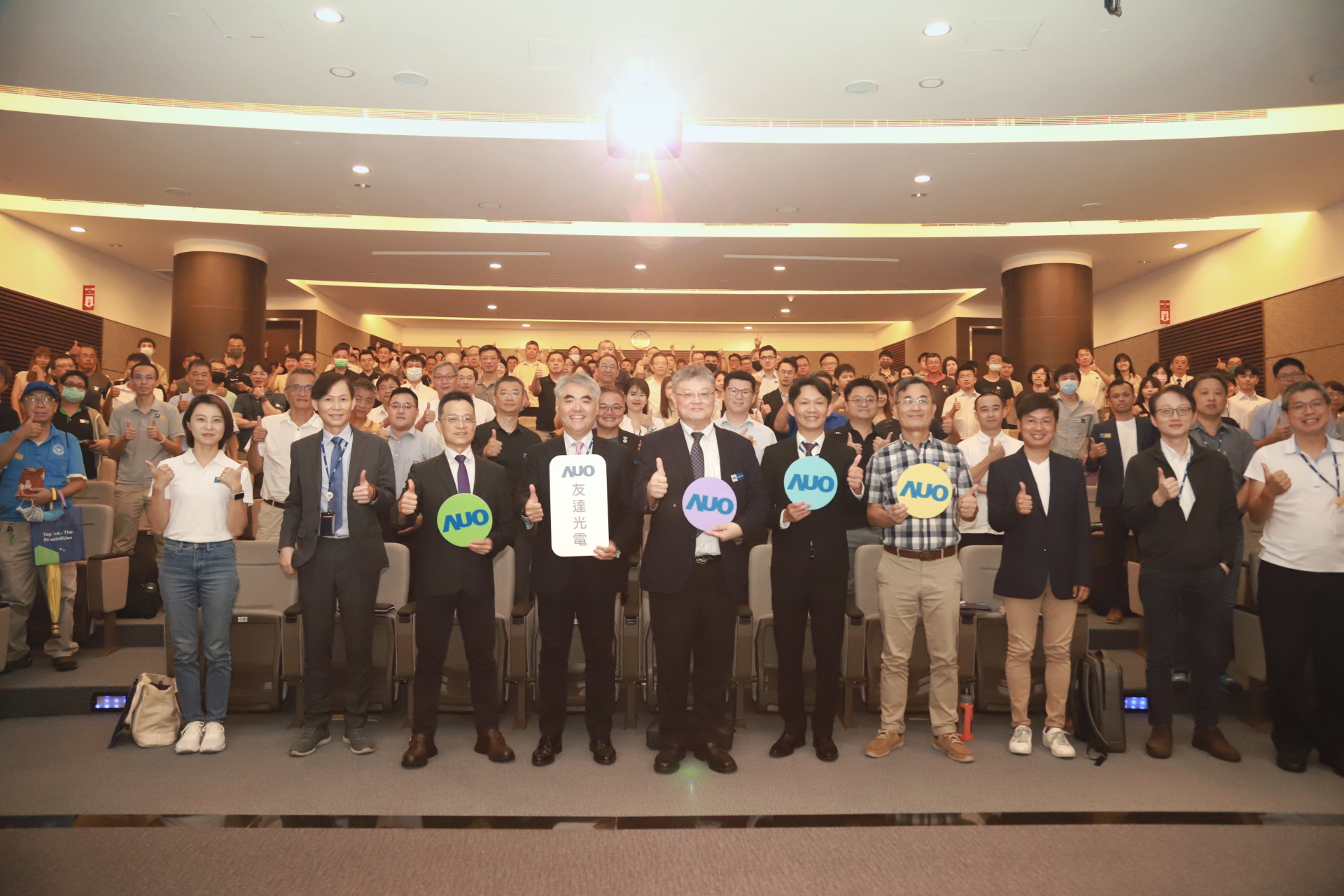 友達光電邀請領域專家共研再生能源發展、電力需求及建築物減碳等議題進行交流，盼共擘綠色永續生態圈的嶄新契機