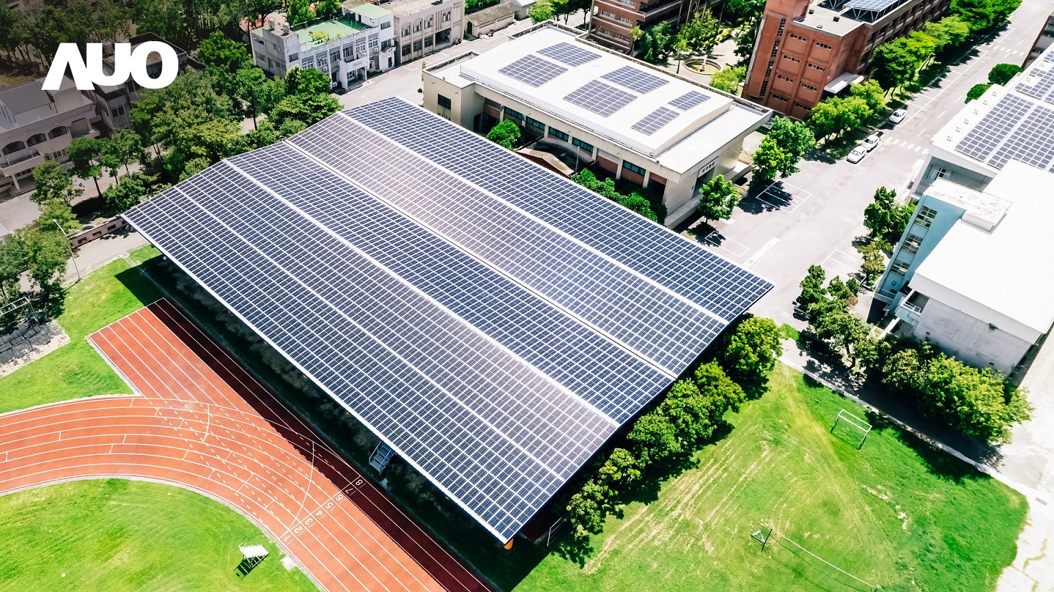 友達SunSteel光電整合型浪板具備快速安裝、輕量化優勢，可提升15%發電效能，通過國際IEC與國內VPC認證安全、防漏、耐候標準