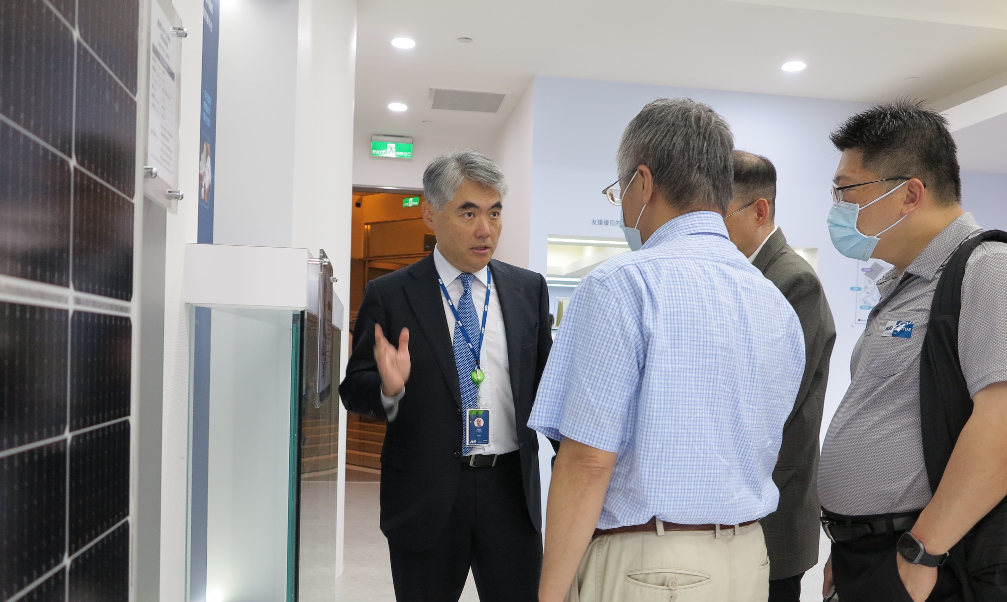 友達光電能源事業群總經理林恬宇分享友達落實太陽能建築一體化目標，協助企業邁向能源轉型的高效能低碳解方。