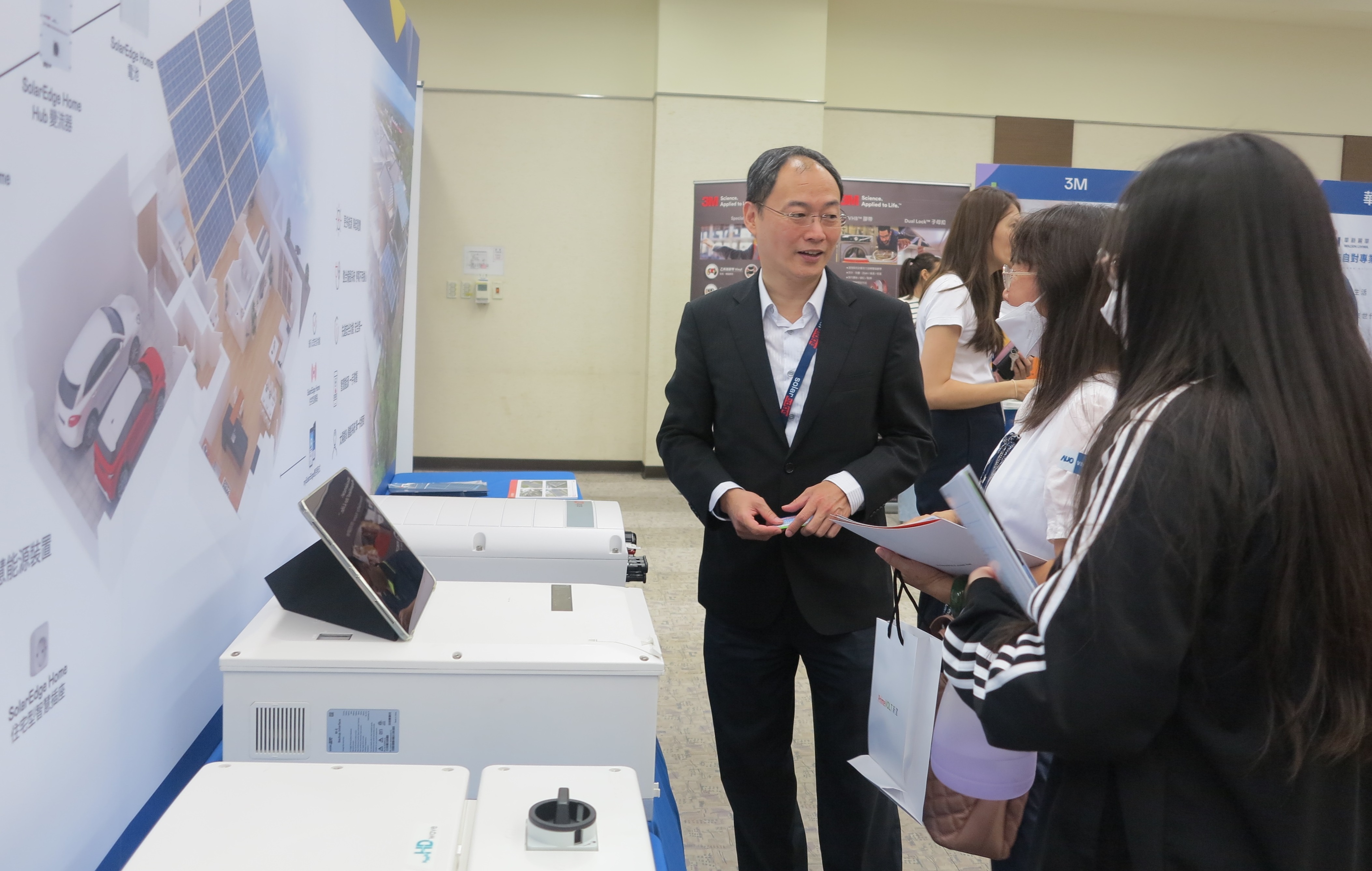 透過研討會產學界緊密交流與分享，提升參與人員借鏡及加深低碳概念，提升綠色能源產業之韌性。